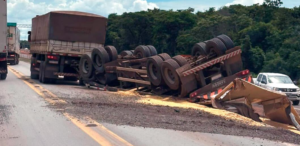 Vagão de carreta tomba na 163 em Nova Mutum