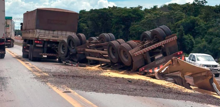 Vagão de carreta tomba na 163 em Nova Mutum