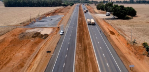 O governador Mauro Mendes e a Nova Rota do Oeste entregam, amanhã (20), os primeiros 100 quilômetros de pista duplicada da BR-163