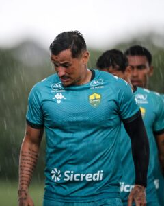 Debaixo de muita chuva o Dourado treinou nesta tarde, no CT Manoel Dresch. Quin…