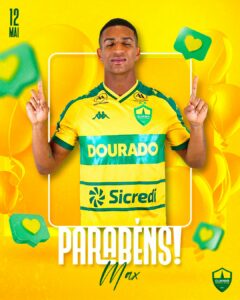 Parabéns, Max. 

O meio-campo do Dourado completa 24 anos nesta segunda! Sucesso…