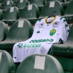 Palco pronto, grama sintética aparada na régua! Aqui, Arena Condá!

 AssCom Dour…