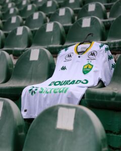 Palco pronto, grama sintética aparada na régua! Aqui, Arena Condá!

 AssCom Dour…