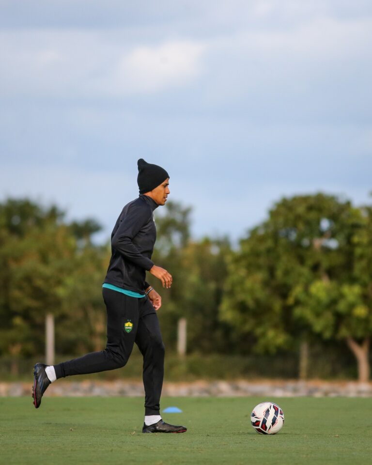 Penúltimo treino do Dourado em Cuiabá antes da viagem, de amanhã, para Minas Ger…