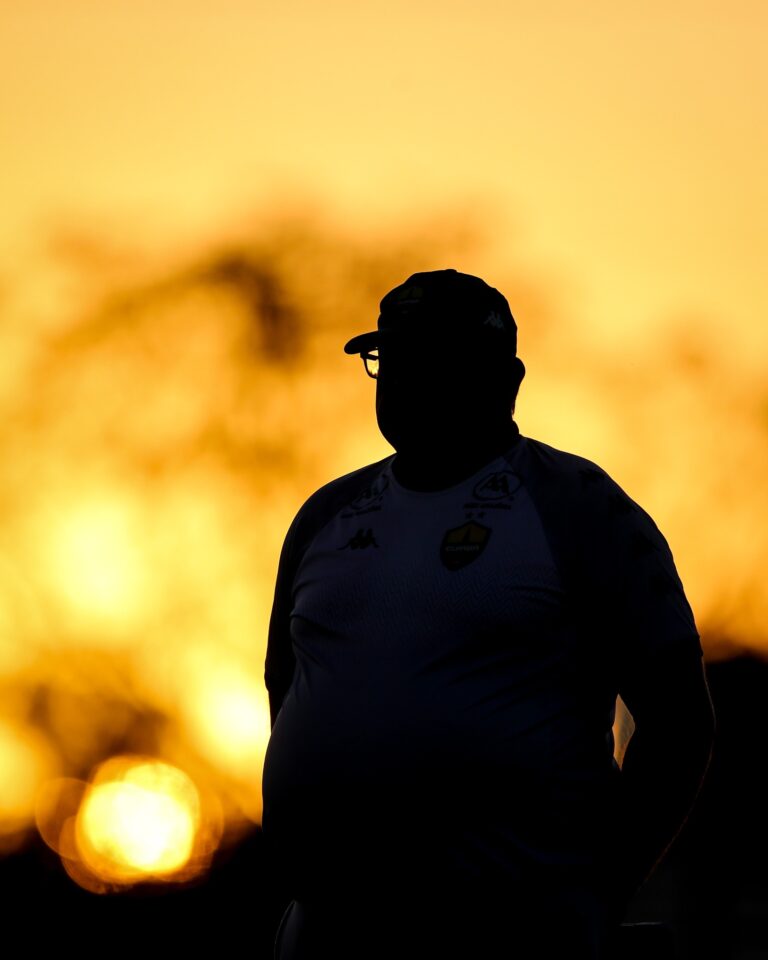 Técnico Guto Ferreira comanda mais um treinamento do Cuiabá, neste “Dourado” fin…