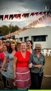 “O Arraiá do Grupo Alongar foi só alegria na tarde de hoje em frente à prefeitu…