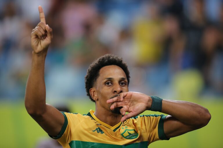 Luuuuuuuuuuuuuuuuuuuuuucas Mineiro!

Sexta vitória do Dourado na @BrasileiraoB.
…