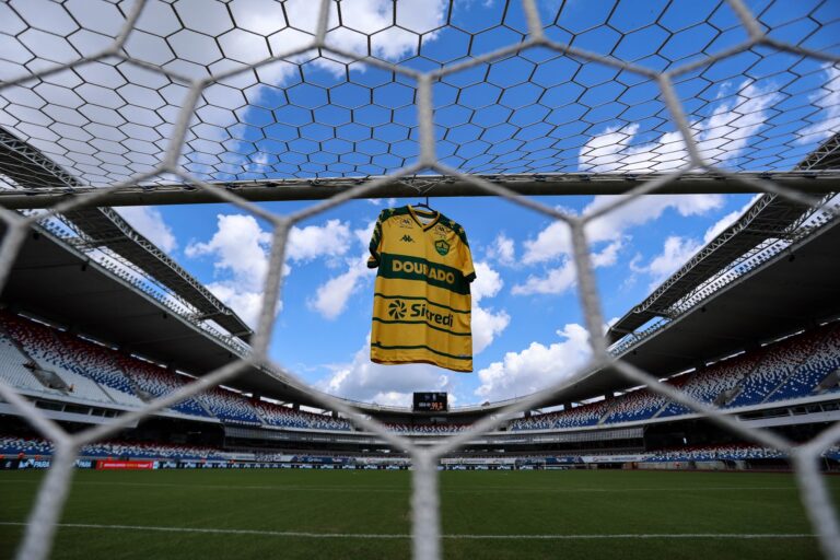 Estádio Mangueirão recebendo os últimos retoques para o jogo das 15h (MT)!

Vamo…