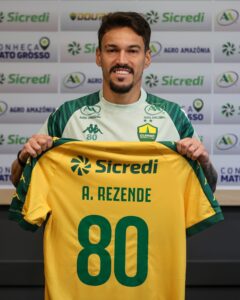 8⃣0⃣ O meia Arthur Rezende foi apresentado oficialmente nesta tard…