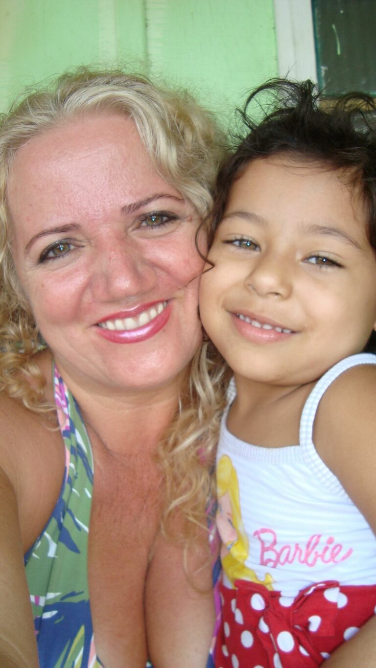 OLHA ELA AI COM A SANDRA