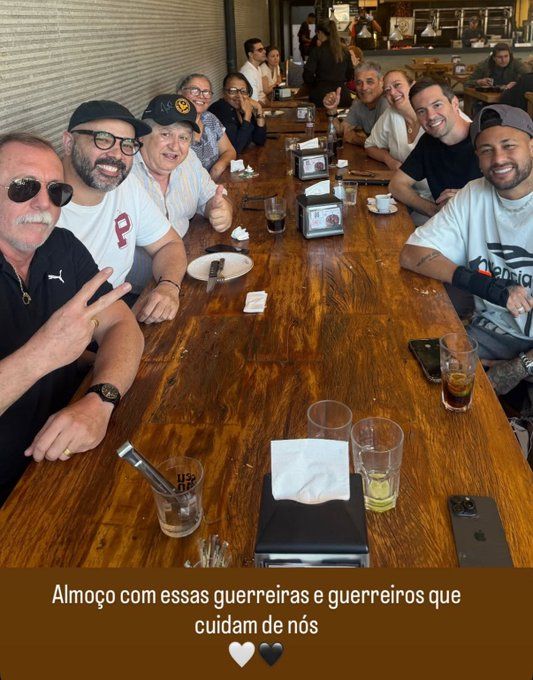 Neymar levou vários funcionários do Santos para almoçar com ele hoje:

Dona Céli…