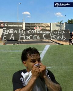 Torcedores do Corinthians estendem faixa em frente ao CT Joaquim Grava em agrade…