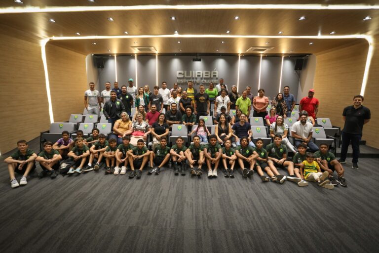 Com visita dos pais, sub-13 faz treino no CT Manoel Dresch

Com a presença de pa…