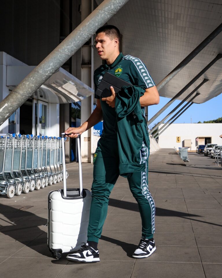 Embarque autorizado!

Dourado embarca para Curitiba nesta tarde. No sábado, tem…