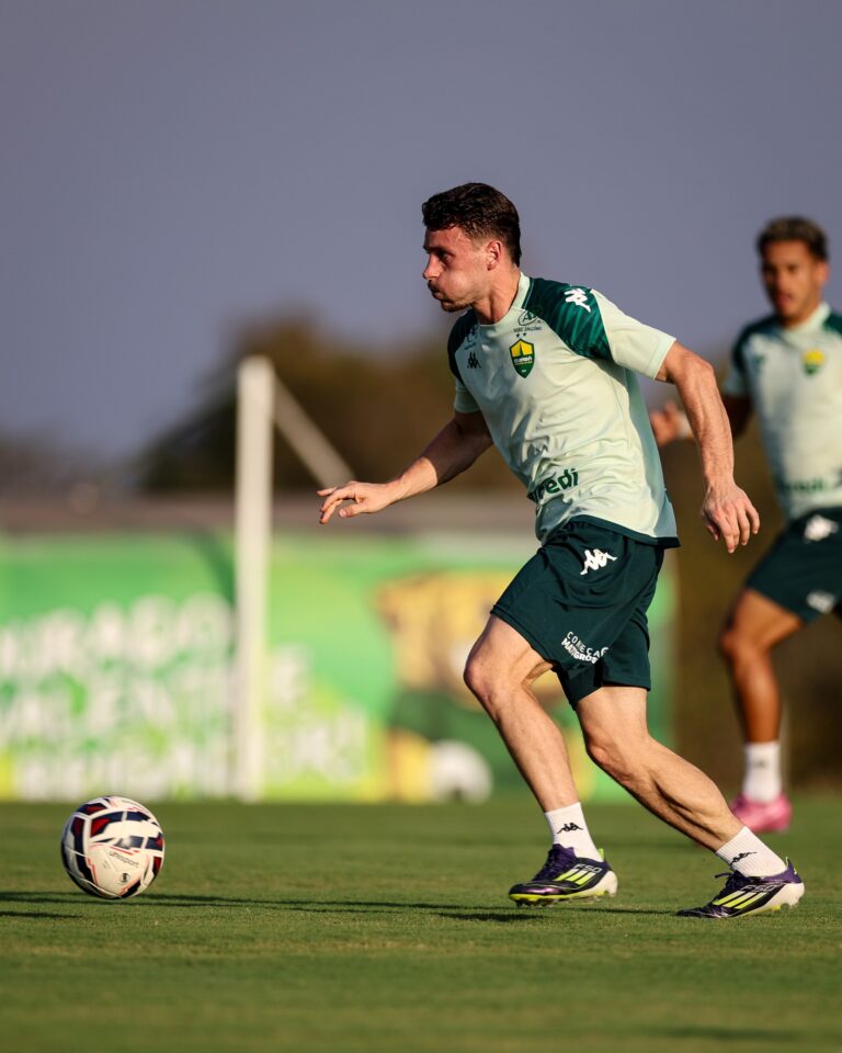 Preparação iniciada no Dourado para a partida de domingo, contra o Atlético-GO, …