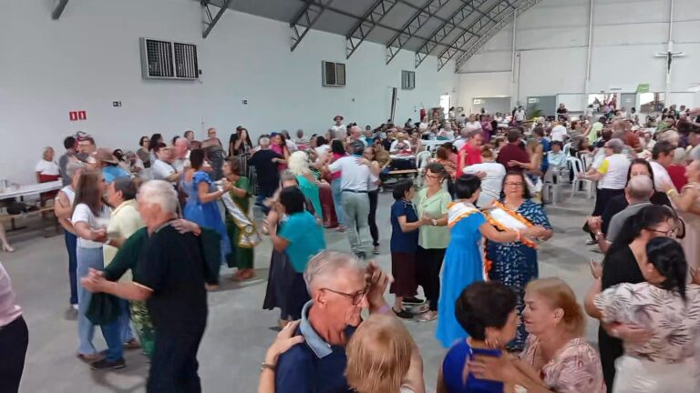 Bailarina de Zeni e Cia 
Encontro Regional da Terceira Idade em Tapurah MT