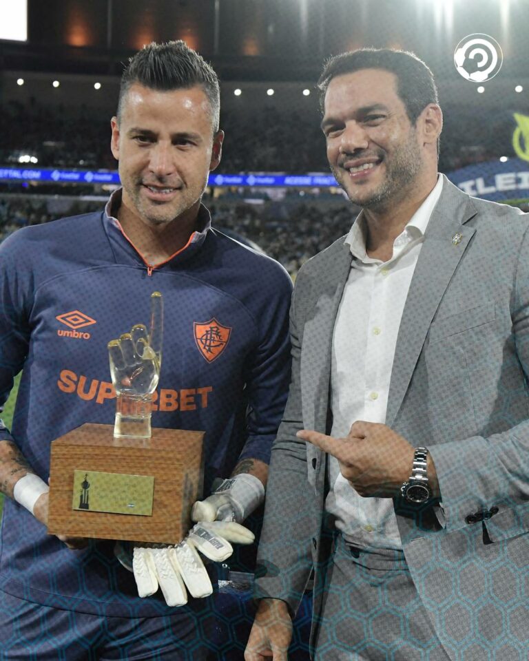 O goleiro Fábio foi homenageado pela CBF após o recorde mundial de jogos na his…