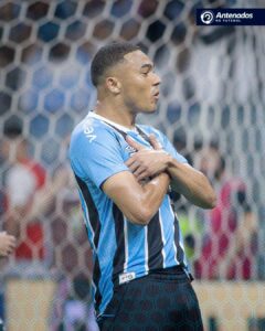 Carlos Vinícius é o 3° jogador a marcar um hat-trick pelo Grêmio no Brasileirão…