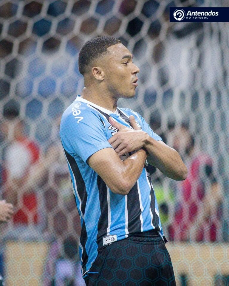 Carlos Vinícius é o 3° jogador a marcar um hat-trick pelo Grêmio no Brasileirão…