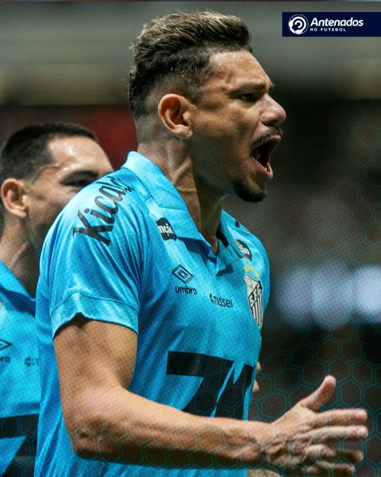 Ao final do aquecimento para o jogo entre Santos x Botafogo, o atacante ex-Botaf…