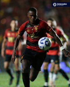 O Sport fez 4 faltas no primeiro tempo do jogo contra o Flamengo. 

Duas de Math…