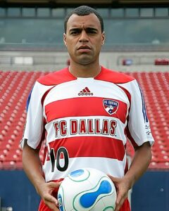 Denilson sendo apresentado como novo reforço do Dallas, em 2007.