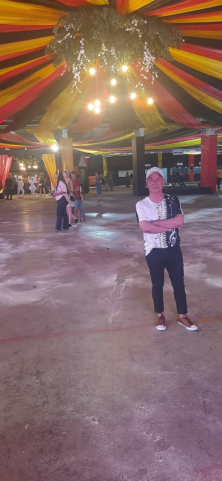 Cantor Vilson Zeni chegou às férias  de malas prontas pro sul a passeio