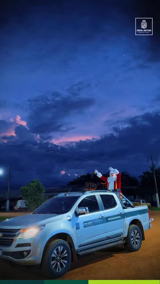 A chegada do Papai Noel na comunidade Pontal do Marape foi um momento especial, …