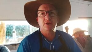 Olha aí a Turma da Fumaça no Churrasco Drive Tru Pra APAE 15-02-26.
Que carne