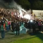 Torcida do Mixto e jogadores comemorando o Título