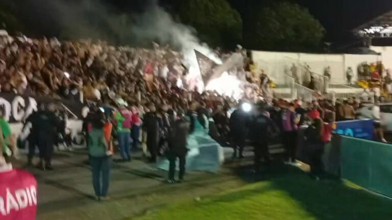 Torcida do Mixto e jogadores comemorando o Título