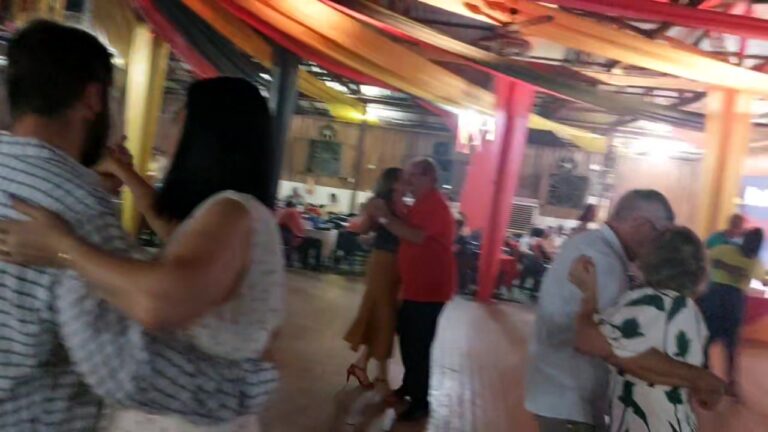 UMA VALSA NA OCTOBERFEST DA RÁDIO VIDA NOVA EM CANARANA MT 
VER O TIO IVO E A TI…