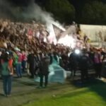 Torcida do Mixto e jogadores comemorando o Título